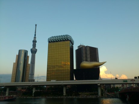 Tokyo landmarks, Tokyo SkyTree and Asahi Beer HQ are near the Sumida River.